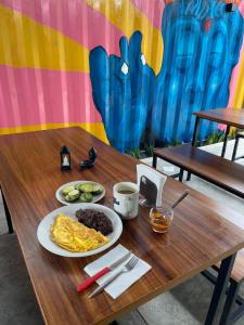 einen Tisch mit einem Frühstücksteller darauf in der Unterkunft OHANA HOTEL & VILLA in Tierra Blanca