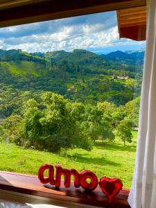 Foto dalla galleria di Chalé 2 hidromassagem lareira e cozinha a Gonçalves