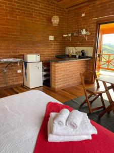 Dapur atau dapur kecil di Chalé 2 hidromassagem lareira e cozinha