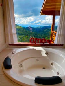 Foto dalla galleria di Chalé 2 hidromassagem lareira e cozinha a Gonçalves