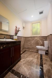 Bathroom sa Zyra Luxury villa with pool and Jacuzzi in New Cairo