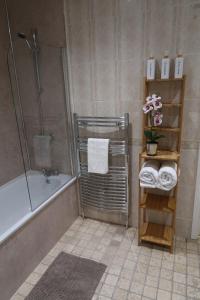 Gallery image of Stunning Riverside Apartment in Belfast +16 photos