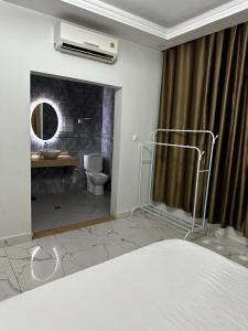 una camera con letto e un bagno con lavandino di CONVENIO RESIDENCIAL a Luanda