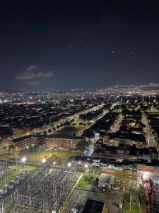 widok z powietrza na miasto w nocy w obiekcie Centro Bogotá campanario w mieście Bogota