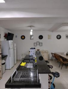 eine Küche mit einer Arbeitsplatte in einem Zimmer in der Unterkunft Quarto com suite e ar condicionado localizado em um condomínio fechado. in Itatiba