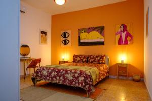 een slaapkamer met een bed en schilderijen aan de muur bij La Golden View in Vieste