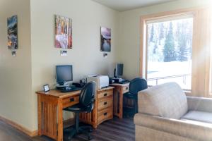 TV a/nebo společenská místnost v ubytování Talkeetna Alaskan Lodge
