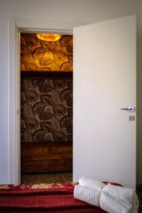 een deur naar een kamer met een muur bij La Golden View in Vieste
