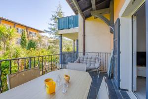 ラ・クロワ・ヴァルメにあるAppartement Lardier - Résidence le clôt des Sarments - Welkeysのバルコニー(テーブル、ソファ付)