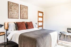 1 dormitorio blanco con 1 cama y 1 silla en Contemporary Front House w Shared Patio en Long Beach