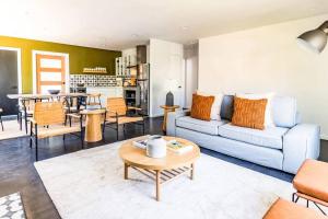 sala de estar con sofá y mesa en Contemporary Front House w Shared Patio en Long Beach