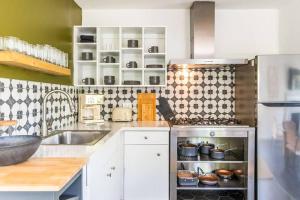 Kuchyň nebo kuchyňský kout v ubytování Contemporary Front House w Shared Patio