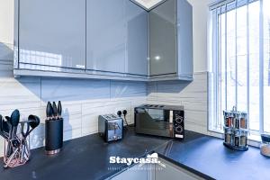 uma cozinha com um balcão e um micro-ondas em Stylish Ensuite Room - Superfast Wi-fi 250mbps em Manchester