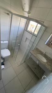 Recanto Vó Mônica في باليوسا: حمام مع مرحاض ومغسلة ودش