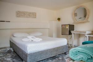 Postel nebo postele na pokoji v ubytování Hotel La Casona de Getsemani