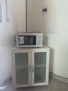 un four micro-ondes installé au-dessus d'une armoire dans l'établissement Monoambientes Avril, à Federación