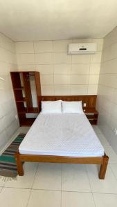 Recanto Vó Mônica في باليوسا: غرفة نوم بسرير كبير في غرفة