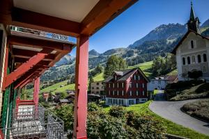 vista su un villaggio con montagne sullo sfondo di Hotel Alpenhof a Kerns