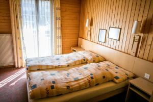 Postel nebo postele na pokoji v ubytování Hotel Alpenhof