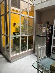 Habitación con una gran ventana con plantas. en GABY'S HOME en Buenos Aires