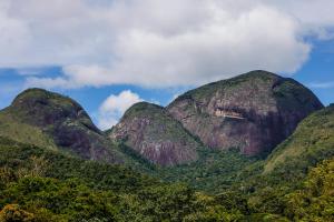 Quelques montagnes avec des arbres devant elles dans l'établissement Casa Fofa! No Coração de Araras!, à Petrópolis