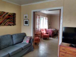 - un salon avec un canapé et une chambre dans l'établissement 1940s house in Vestre Toten, à Boverbru