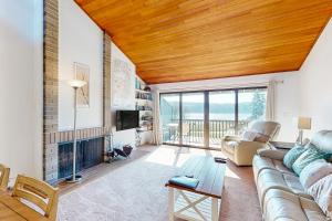 ein Wohnzimmer mit einem Sofa und einem Kamin in der Unterkunft Port Ludlow Resort Condo in Port Ludlow