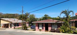 een rij huizen aan de straatkant bij Twin Palms house in Monteverde Costa Rica
