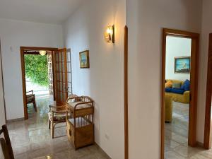 pasillo con sala de estar con sofá en Villa Posillipo, en Marina di Mancaversa