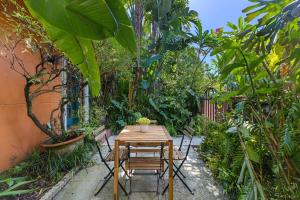 einen Holztisch und Stühle im Garten in der Unterkunft Welcoming Airbnb Walkig distance to Las Olas Blvd in Fort Lauderdale