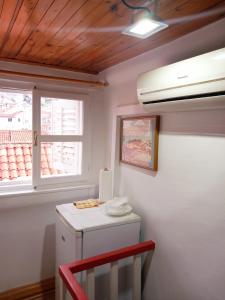 ドゥブロヴニクにあるOld town Jelena loft Roomのキッチン(赤い椅子、テーブル付)、窓