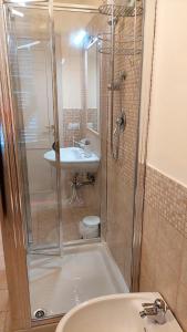 Et badeværelse på La casa del Mago camere e appartamenti
