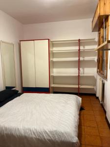 Ciamarra Rooms في روما: غرفة نوم بسرير وبعض الرفوف