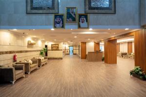 a lobby of a hospital with couches and a waiting room at فندق رقى المشاعر in Makkah