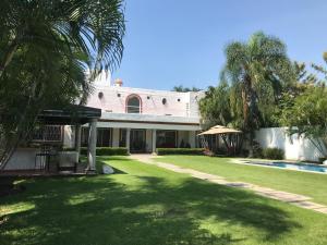 a house with a yard and a swimming pool at Hermosa Casa llena de vida, jardín y alberca! in Jiutepec