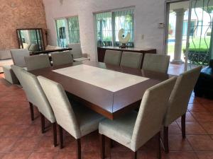 mesa de comedor y sillas con mesa y sillón en Hermosa Casa llena de vida, jardín y alberca! en Jiutepec