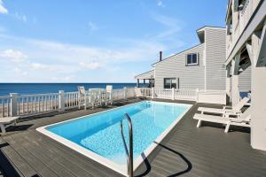 Bazén v ubytování Karefree nebo v jeho okolí