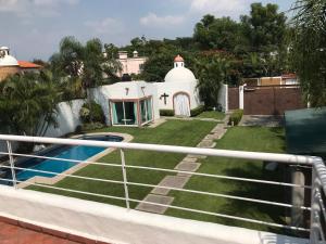 a villa with a swimming pool and a house at Hermosa Casa llena de vida, jardín y alberca! in Jiutepec