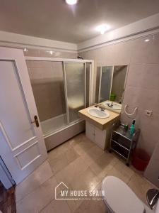 a bathroom with a sink and a shower and a toilet at MyHouseSpain - Maravilloso apartamento renovado in Madrid