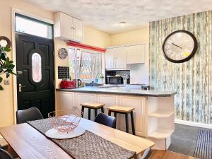 A kitchen or kitchenette at Summer Lane House-3 Bedrooms-Close to M1-Longer Stay-Free Parking