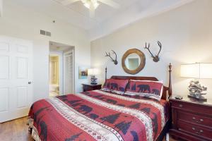 une chambre avec un lit et un miroir au mur dans l'établissement Sunset Ridge, à Sugar Mountain 34 autres photos