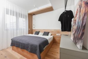 ein Schlafzimmer mit einem Bett und einem großen Fenster in der Unterkunft *Luxury* apt. with *pool* Zadar! in Zadar