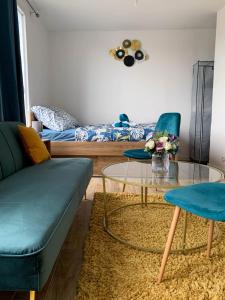 uma sala de estar com um sofá e uma mesa de vidro em Studio avec vue sur le lac jardin clos et wifi a Conflans Sainte Honorine em Conflans-Sainte-Honorine