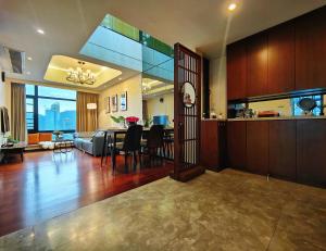 Posezení v ubytování Mangrove Bay Riverside Hill Riverview B&Bl紅樹灣河畔山河景民宿l豪華五房六床高層山景河景l離華發商都商場和港珠澳大橋及拱北澳門關口10分鐘l離橫琴長隆王國25分鐘l樓下北山古城食街