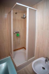 W łazience znajduje się prysznic i umywalka. w obiekcie Casa Do Sertão - Gerês w mieście Geres