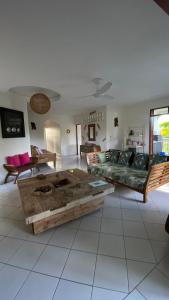 un salon avec un canapé et une table dans l'établissement La Villa Rainbow & ses 2 Kabanes, à Sainte-Anne 29 autres photos