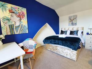 A bed or beds in a room at Summer Lane House-3 Bedrooms-Close to M1-Longer Stay-Free Parking