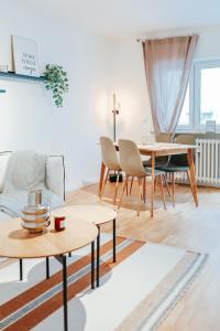 uma sala de estar com mesa e cadeiras em namastay! - Neu und stilvoll im Herzen der Stadt nähe Wasserturm und NTM em Mannheim