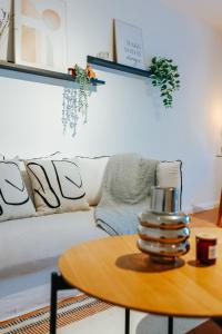 uma sala de estar com um sofá e uma mesa em namastay! - Neu und stilvoll im Herzen der Stadt nähe Wasserturm und NTM em Mannheim