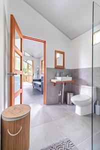 uma casa de banho com um WC e um lavatório em Finca Mango - 40 acre paradise 